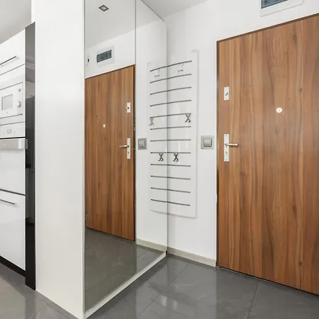 Nowy Konduktorska Z Parkingiem I Ogrodkiem - W Spokojnej Dzielnicy By Renters * فروتسواف
